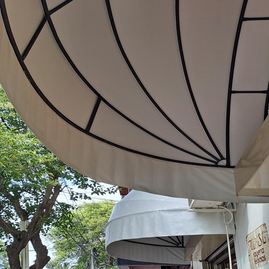 Toldo media nuez fijo instalado por Lonera San Román